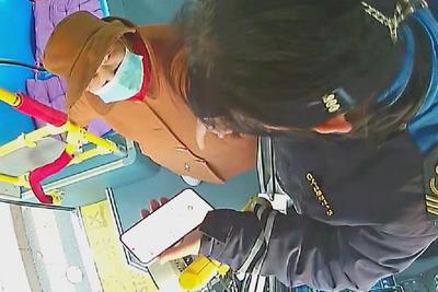 车厢内外涌动冬日温情！青岛巴士驾驶员擦亮城市文明窗口