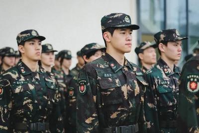 国家游泳集训队开展军训，张雨霏、潘展乐带头宣誓