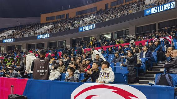 赛场内外全新升级！青岛男篮主场首秀热闹开赛