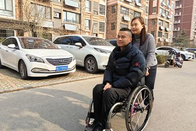 “这个女孩太了不起了，人美心善！”网友纷纷点赞“最美的爱情”送祝福
