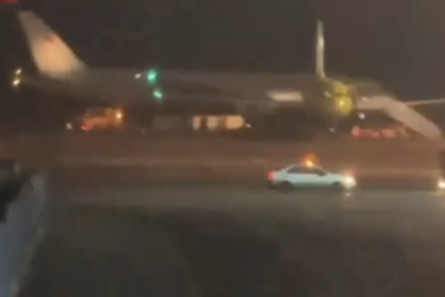 俄一波音客机起飞后引擎起火，现已成功降落