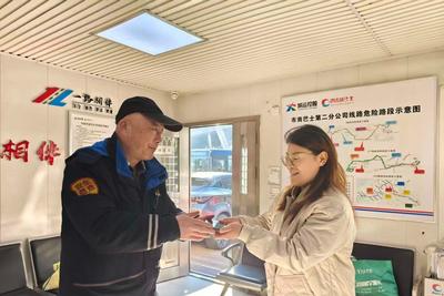 青岛巴士上演“跨国”寻包记，巴基斯坦女乘客挎包失而复得