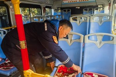 十米车厢变身“温暖驿站”！乘客点赞青岛巴士：“被暖到了”