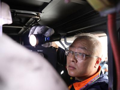 老旧新能源公交车如何焕发新活力？青岛“汽车医生”在技能大赛上亮绝活