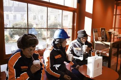 一份暖心约定！青岛爱心商家为环卫工人送上冬日温情