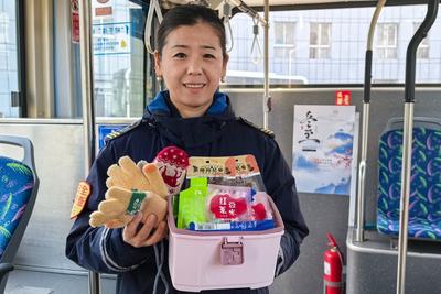 冬至温情伴出行！青岛巴士主题车厢满载暖意