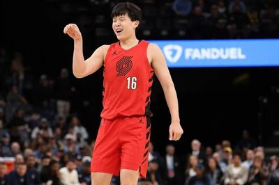 过山车般的首发夜！杨瀚森4犯开局，末节砍分送帽！