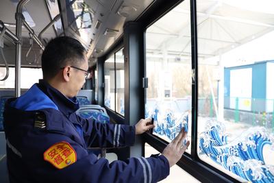 车厢变身“移动海洋”：青岛巴士这条线路绘就滨海出行风景线