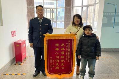 青岛巴士上演“极速救援”！一车乘客共同守护发病幼儿