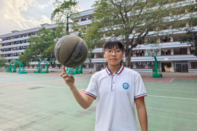 女生打篮球走红网络，网友：“神龙摆尾”太飒了