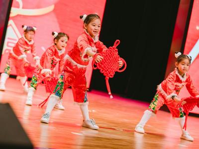 萌娃闹新春，太燃了！李沧这所幼儿园的元旦汇演中，藏着多元教育的密码
