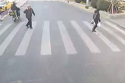 暖心！斑马线前，青岛巴士司机和行人上演“双向奔赴”