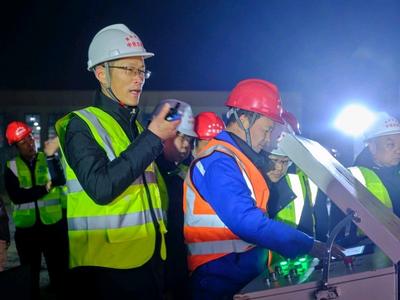 潍宿高铁首个跨高速铁路转体梁成功转体