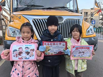 让法治“种子”扎根青少年心中！青岛温馨校车开展主题流动课堂