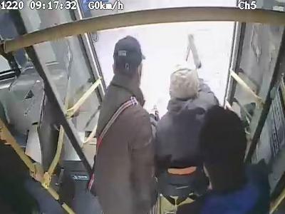 老人乘坐轮椅出行不便，青岛巴士好司机暖心相助