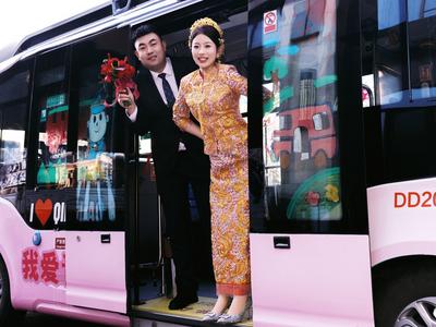 “我爱青岛”“宝宝巴士”又当婚车，新人享受全城祝福和浪漫围观