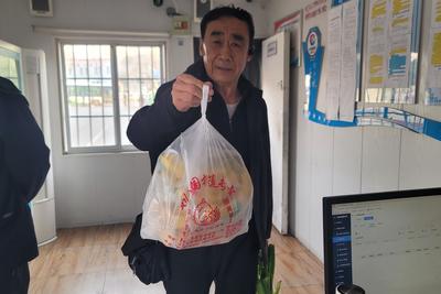 水果、背包接连遗失，青岛巴士人接力守护完璧归赵