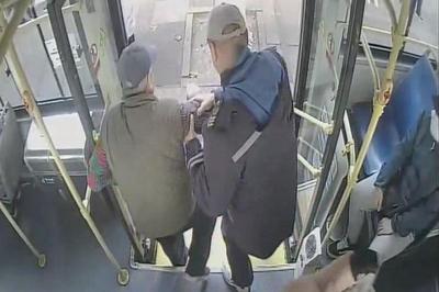 冬日里的一股暖流！青岛巴士驾驶员亲情服务诠释敬老风尚