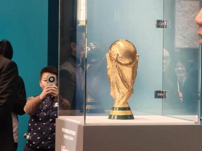 大力神杯亮相足球城，世界级IP引爆冬日青岛