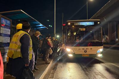“出门有热茶，车上有暖垫”！青岛102路区间车温暖新市民