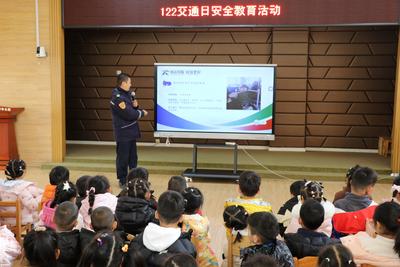 李沧巴士联合交警走进幼儿园，共绘122交通安全“启蒙画卷”