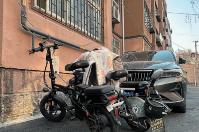 电动自行车进楼，为何屡禁不止？记者探访→