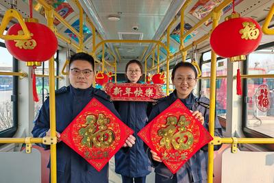 共赴新年之约！青岛街头驶出多路元旦主题巴士
