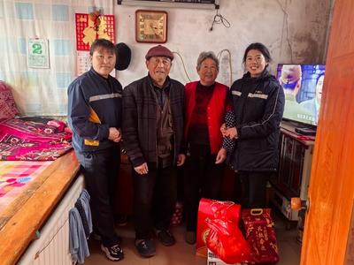 驱车百余公里送柴火，青岛真情司机温暖失独老人冬日时光