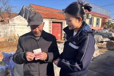 冬日里的“油香暖流”：路边偶遇老人卖油难，真情司机“线上”助售罄