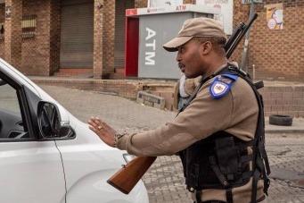 夹带582本护照！南非警方抓获一津巴布韦籍男子