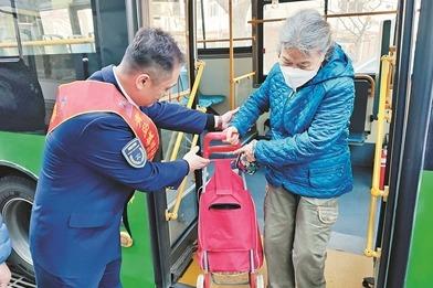 擦亮“诚载美好”品牌！青岛巴士9名好司机获评首批“城运榜样”
