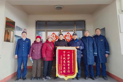 一面锦旗背后的温暖护航：青岛巴士定制服务破解学子出行难题