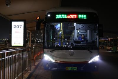 2025的最后一夜，青岛北站“夜接驳”女驾驶员与乘客一同迎新年