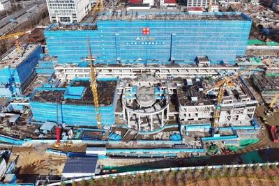 崂山区人民医院项目主体结构顺利封顶，建成后将优化全市医疗资源空间布局