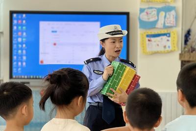 活成父亲的模样！​“最美基层民警”李涌女儿李圣带着父亲的故事再登全国舞台