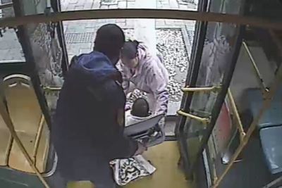 情暖十米车厢！青岛巴士驾驶员弘扬爱老敬老美德