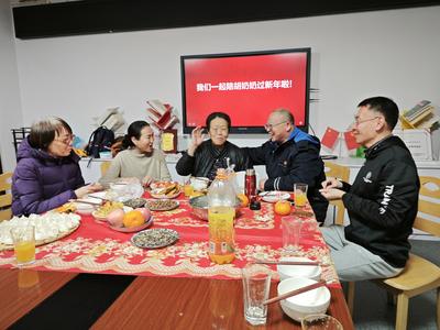 空巢老人家中暖意浓！“青岛巴士”志愿者与小学生共筑跨年温情