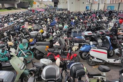 多地电动车停满人行道，把人逼到路上，如何破局？