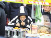 元旦假期，台东步行街人头攒动