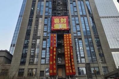 刷新全国室外加装电梯高度纪录！金岭广场1号楼改扩建项目钢结构吊装封顶