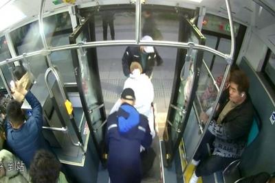 等一等、扶一把……青岛巴士司机传递城市温情