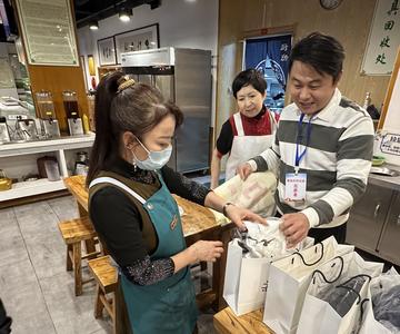 暖冬送關(guān)愛！青島公益組織為12名特殊員工送上暖心冬衣