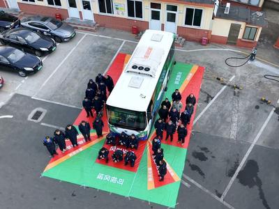 创新培训“铺”出安全路：青岛巴士1:1盲区地垫筑牢城市出行安全网