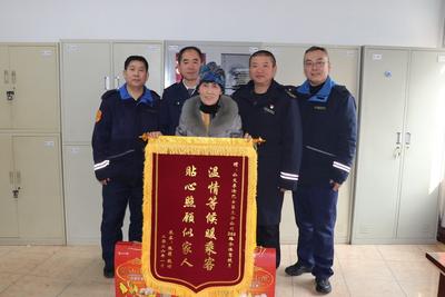 从五盒鸡蛋到一面锦旗！青岛这场“双向奔赴”充满家人般的温情