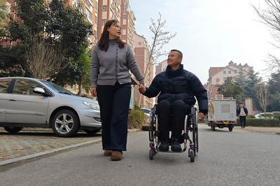 青岛“最美的爱情”感动全网！胶州女子14年守护瘫痪丈夫的故事上了人民日报