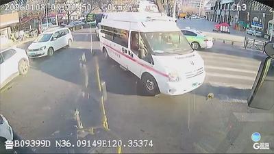 青岛巴士驾驶员暖心礼让，为救护车开辟生命通道