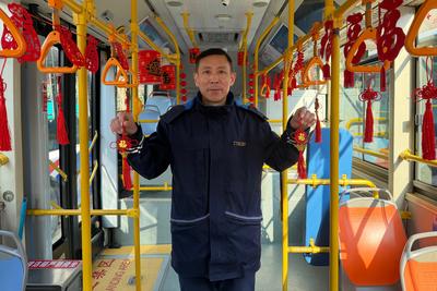 车厢飘“年味”，礼物送“福气”！青岛巴士拉满新年仪式感