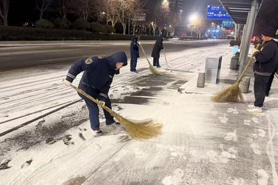 寒潮中的温暖守护者：青岛城运筑牢风雪出行安全线