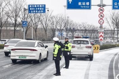 青岛多部门不间断开展路面巡查和清雪除冰作业，保障道路交通运行平稳有序