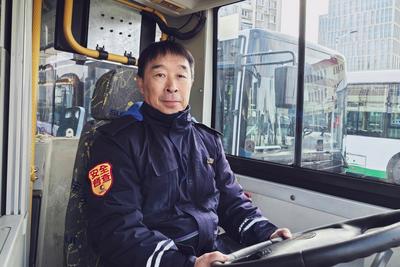 匠心护航百万公里出行路！青岛巴士这位驾驶员安全行车36载